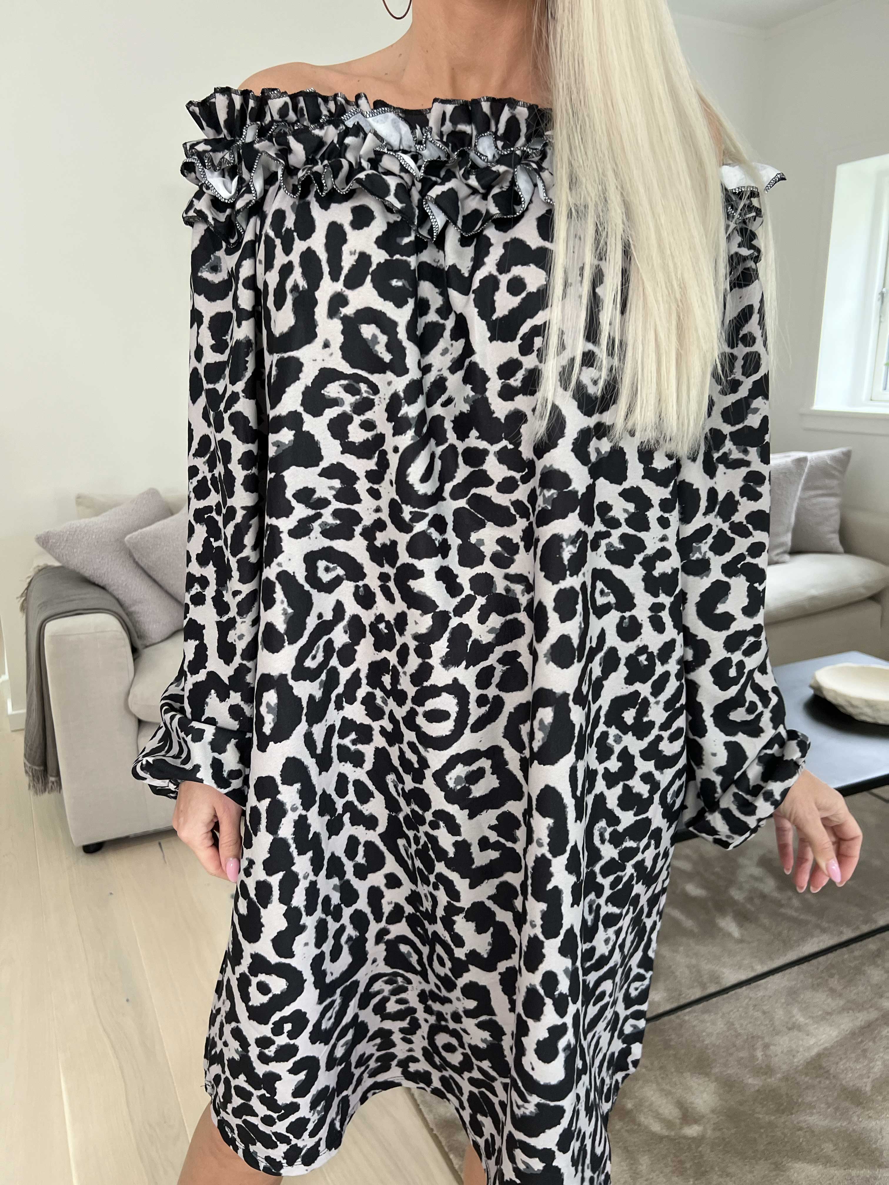 Chili Leo Dress - Leopardmönstrad klänning med volang i halsringningen